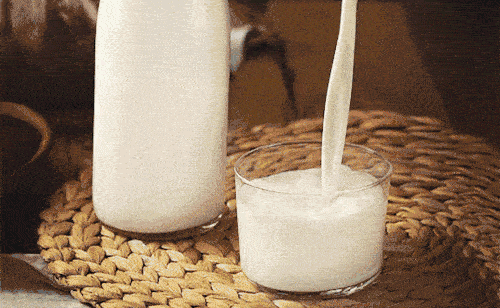 喝牛奶真的会长痘？